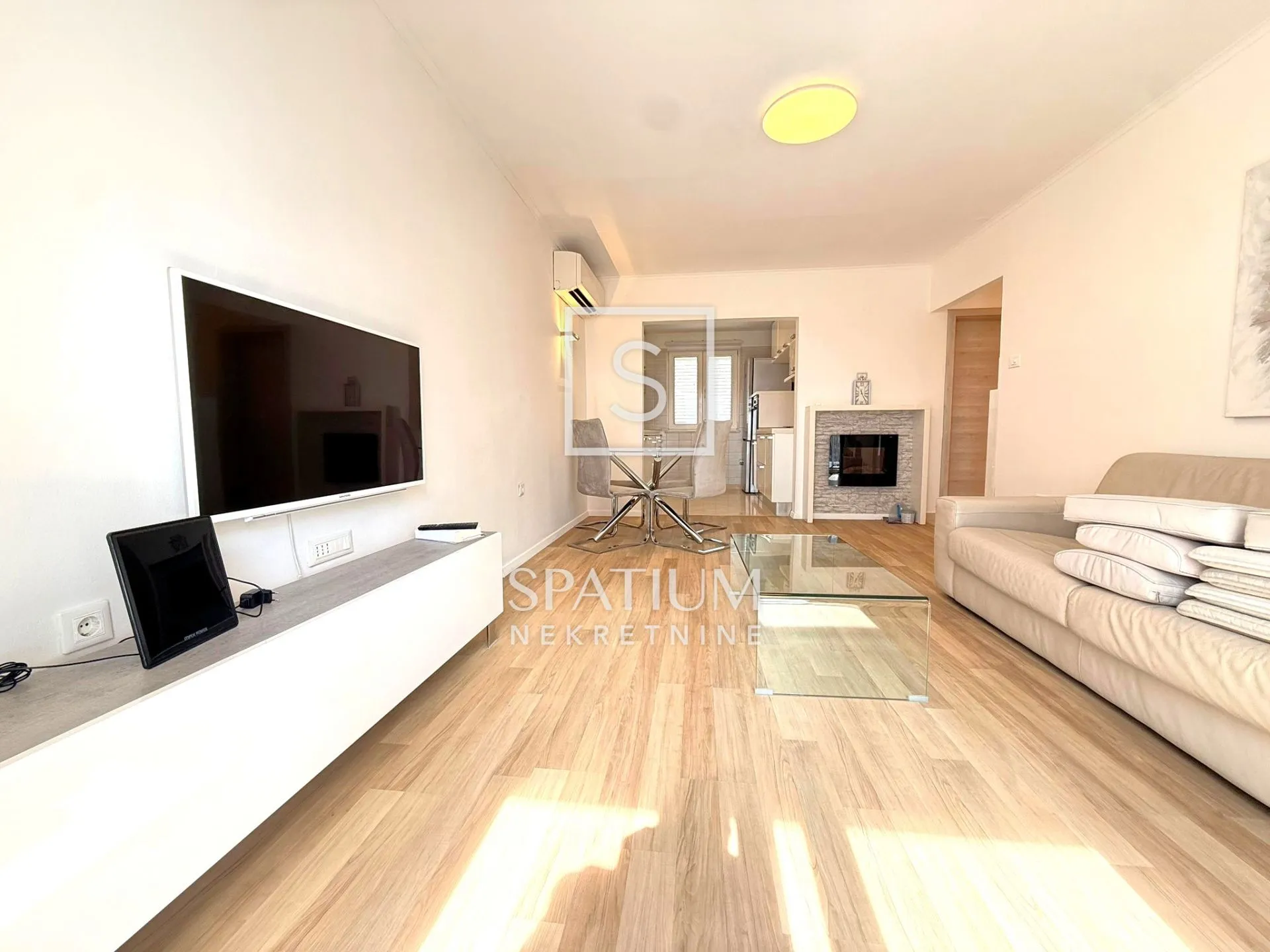 ŠKURINJE, DVOSOBAN STAN S DNEVNIM BORAVKOM, ZA NAJAM - cover