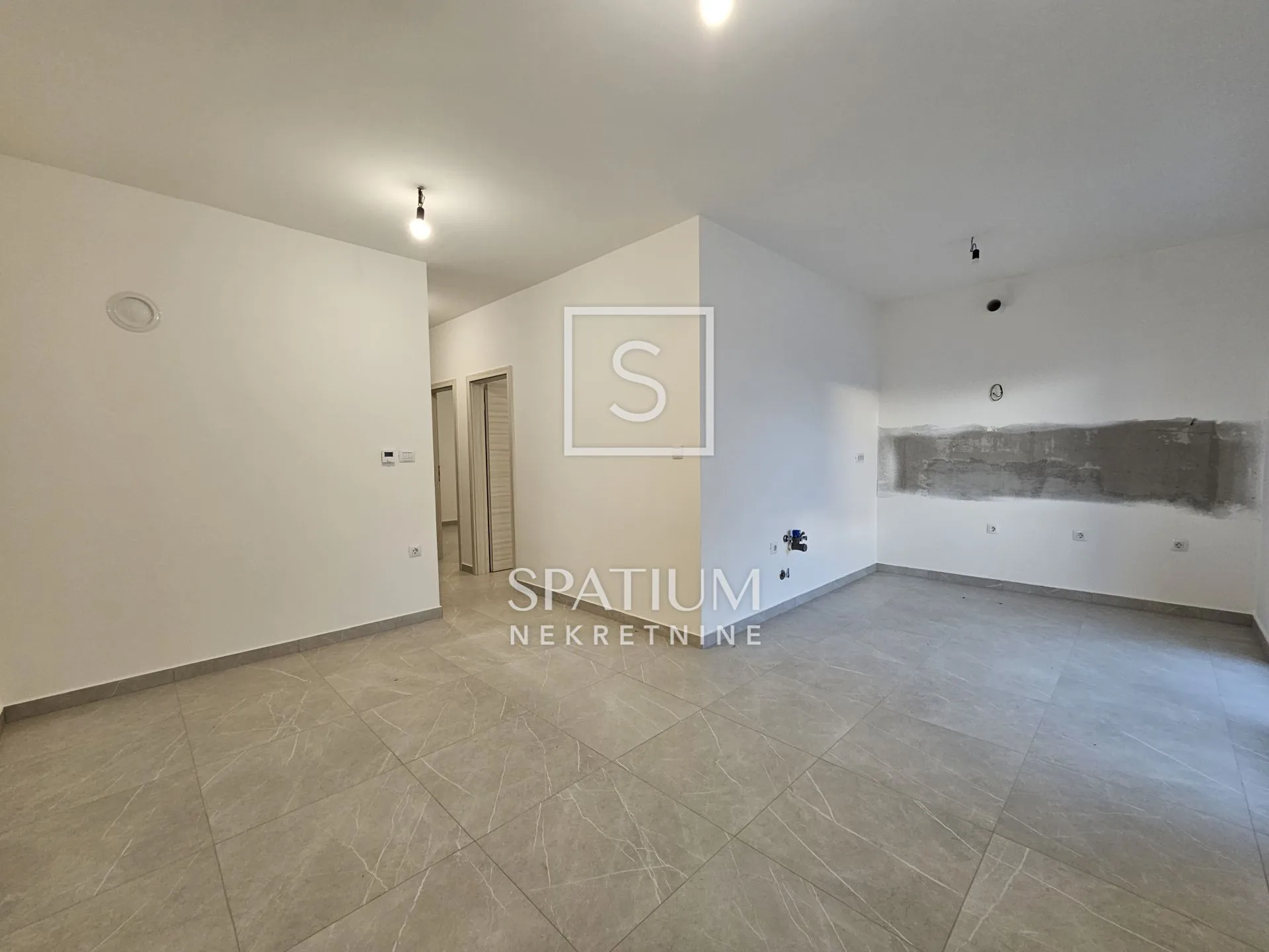 VIŠKOVO, NOVOGRADNJA, DVOSOBAN S DNEVNIM BORAVKOM, 150M2 OKUĆNICE - cover