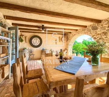 MALINSKA, VILA S BAZENOM - cover