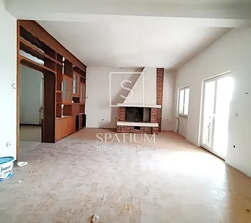 CRIKVENICA, STAN NA FREKVENTNOJ LOKACIJI - cover