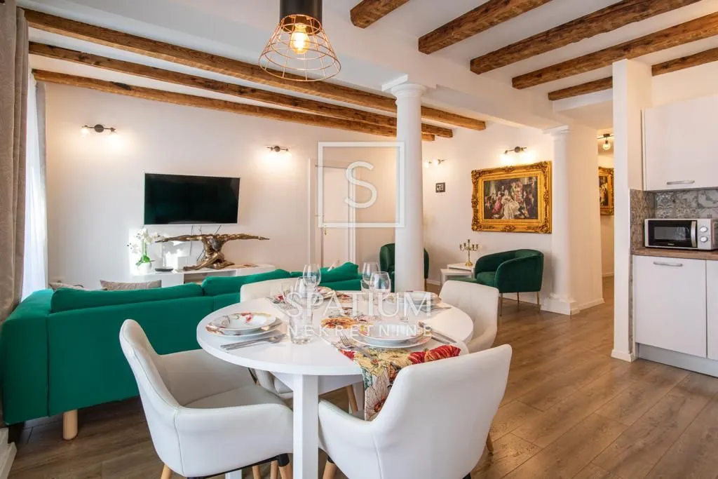 CENTAR, NAMJEŠTEN STAN U SAMOM CENTRU GRADA - cover