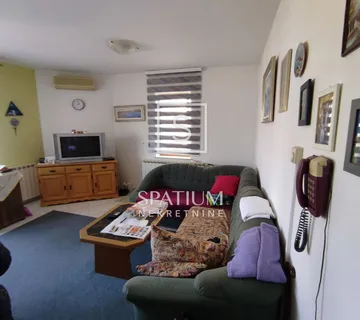 MALINSKA, DVA APARTMANA U CENTRU - cover