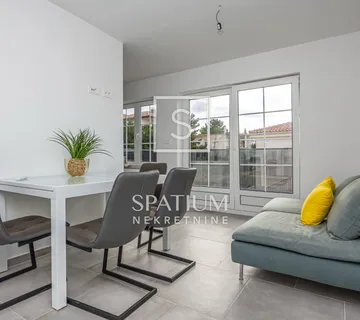 CRIKVENICA, STAN S PARKINGOM I DVORIŠTEM - cover