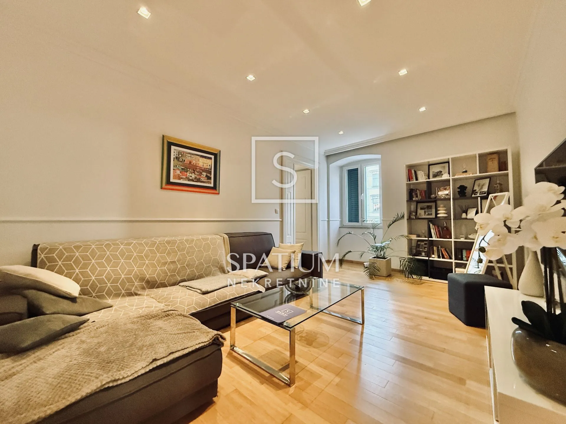 RIJEKA, CENTAR, MODERNO UREĐEN STAN U SAMOM CENTRU GRADA - cover