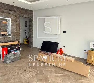 DRENOVA, DVOETAŽNI STAN S PRIPADAJUĆIM PARKINGOM I OKUĆNICOM - cover