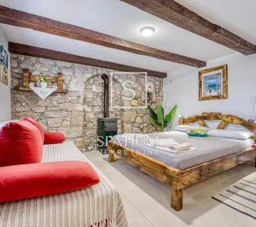 CRIKVENICA, AUTOHTONA KUĆA S OKUĆNICOM NA MIRNOJ LOKACIJI - cover