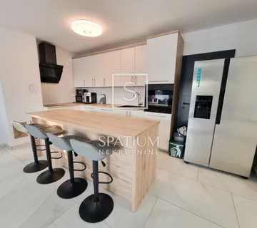 BRIBIR, MODERAN STAN S BAZENOM I OKUĆNICOM U PRIZEMLJU - cover