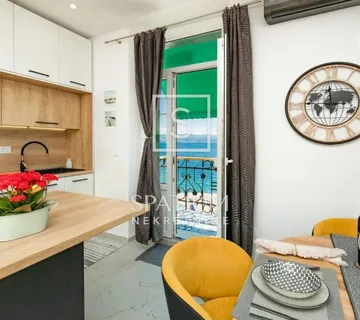 OPATIJA, CENTAR, STAN S POGLEDOM 50m OD MORA - cover