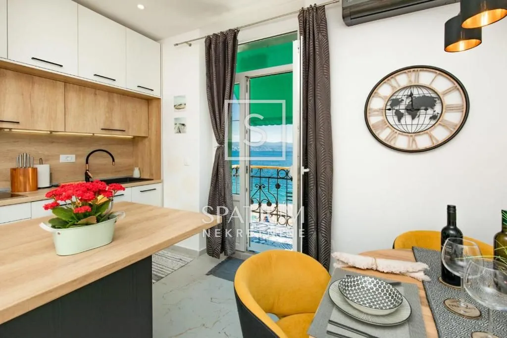 OPATIJA, CENTAR, STAN S POGLEDOM 50m OD MORA - cover