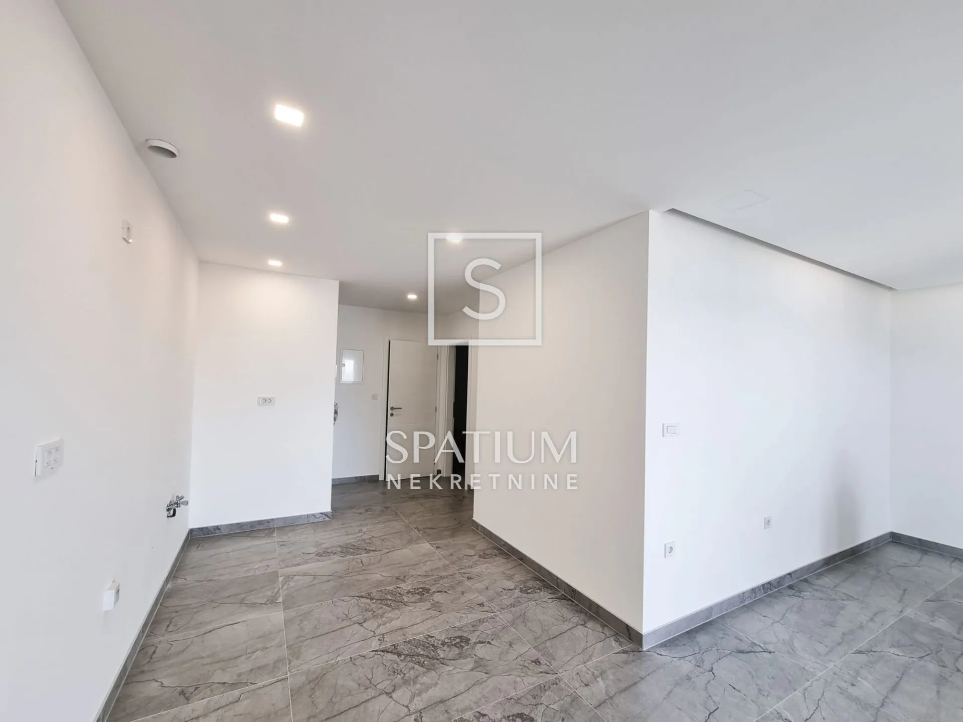 CRIKVENICA, NOVOGRADNJA, STAN S BAZENOM - cover