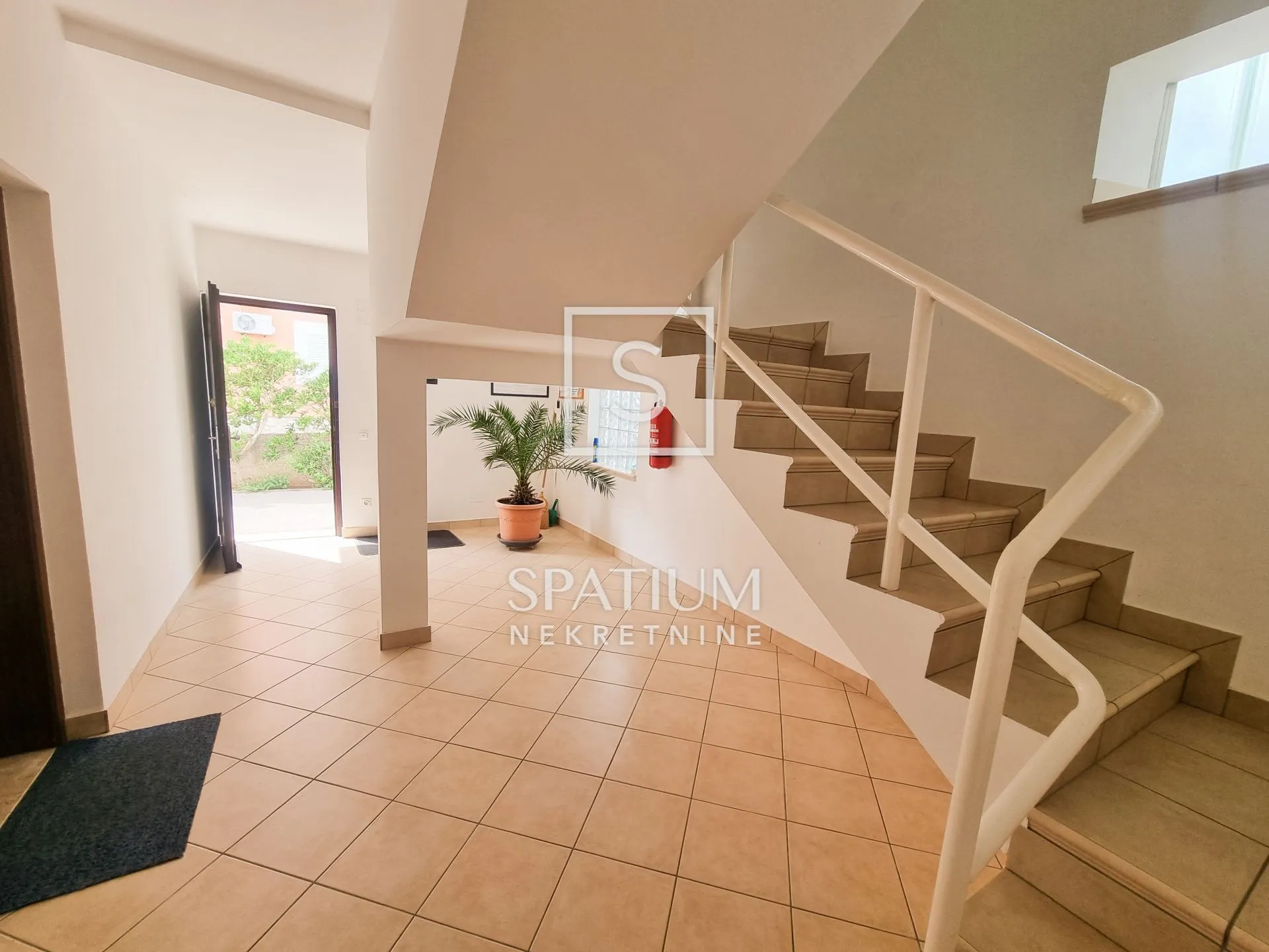 NOVI VINODOLSKI, PRIZEMLJE KUĆE S VRTOM I PARKINGOM - cover