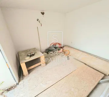 LIŽNJAN, KUĆA U NIZU SA ZAPOČETOM RENOVACIJOM - cover