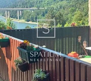 FUŽINE, DVOJNA KUĆA U CENTRU S POGLEDOM NA JEZERO - cover