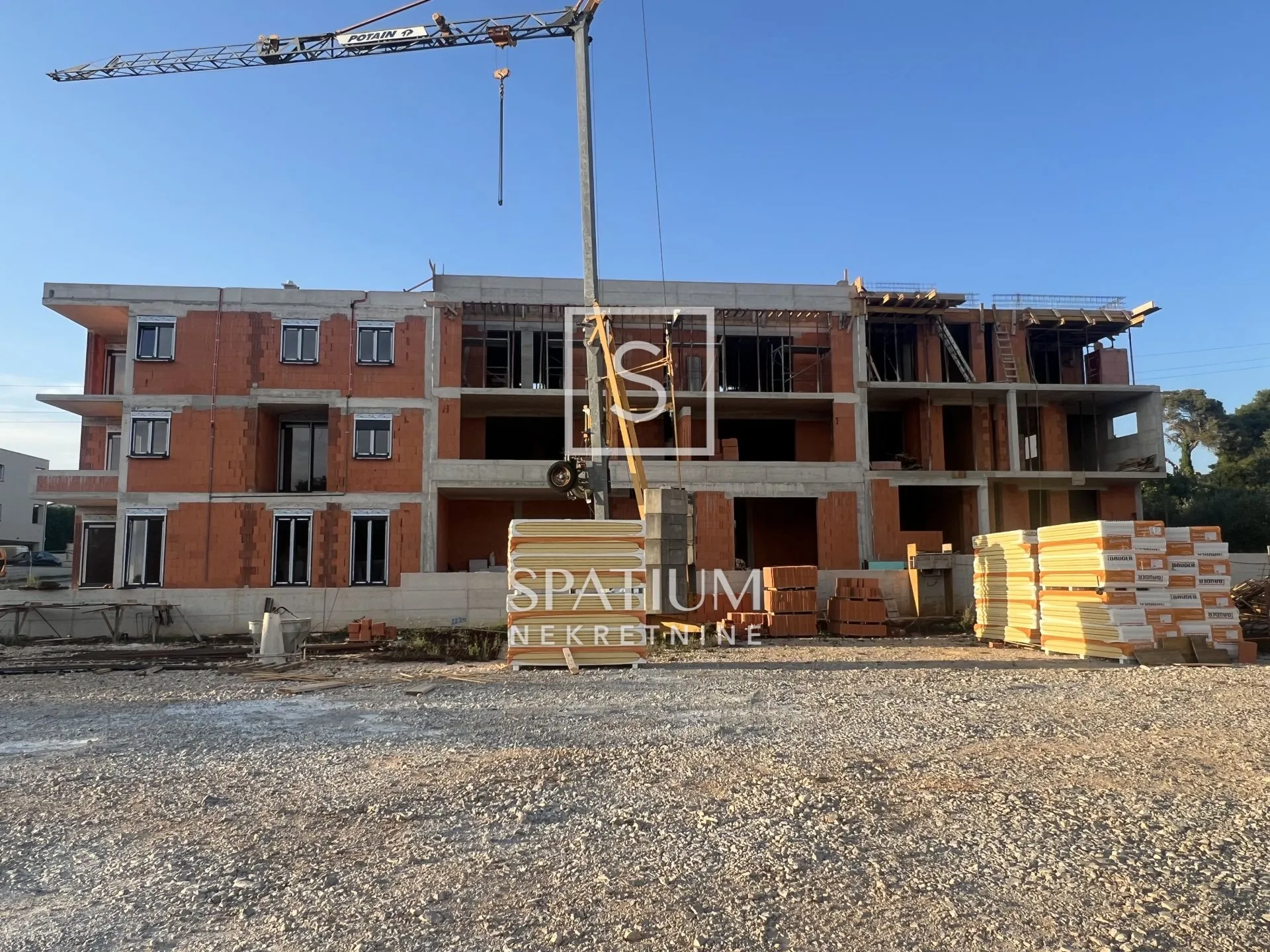 PULA, ODLIČAN STAN NA 1. KATU  (Zgrada B stan A2) - cover