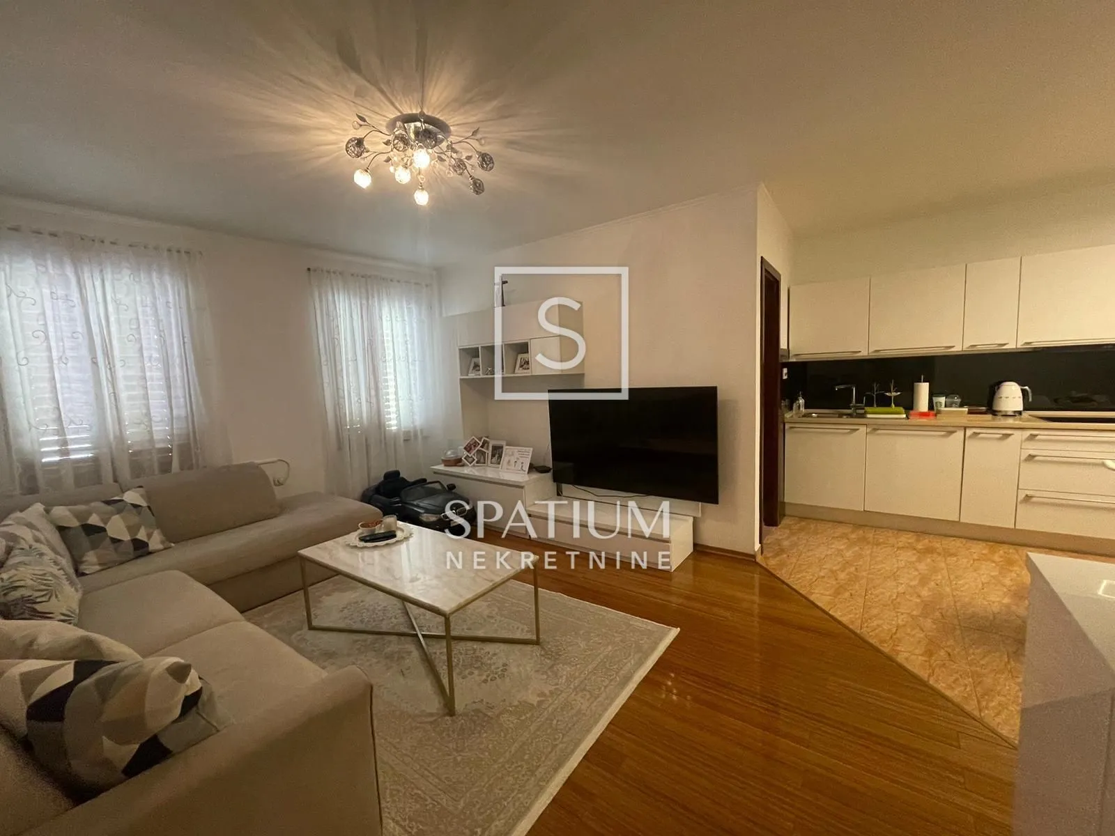 ROVINJ, DVOETAŽNI STAN U CENTRU GRADA S POGLEDOM NA MORE - cover