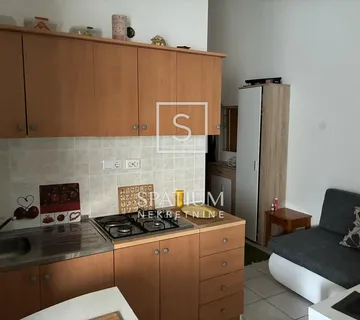 NOVI VINODOLSKI, GARSONIJERA BLIZU MORA - cover