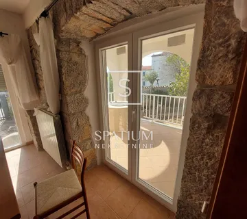 KORNIĆ, OTOK KRK, STAN SA DVA PARKIRNA MJESTA - cover