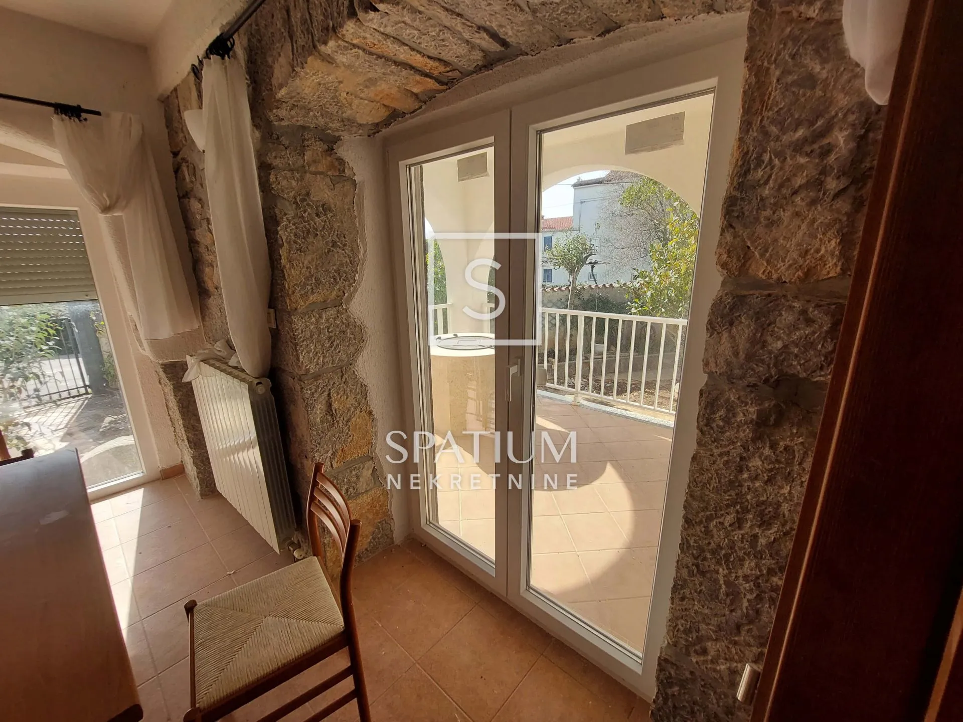 KORNIĆ, OTOK KRK, STAN SA DVA PARKIRNA MJESTA - cover