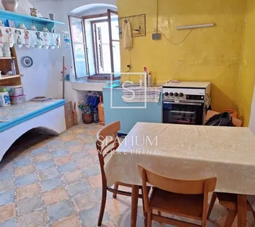 CRES, STAN U STROGOM CENTRU GRADA - cover