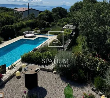 LABIN, PROSTRANA KUĆA S BAZENOM NA MIRNOJ LOKACIJI - cover