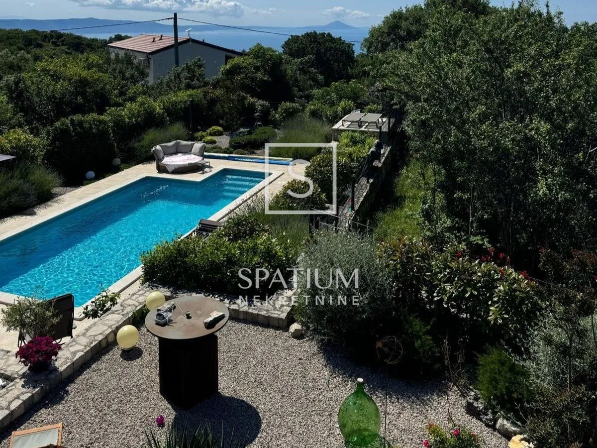 LABIN, PROSTRANA KUĆA S BAZENOM NA MIRNOJ LOKACIJI - cover