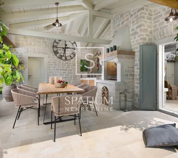 LADIĆI, KANFANAR, KAMENA VILA S BAZENOM I SPORTSKIM TERENIMA - cover