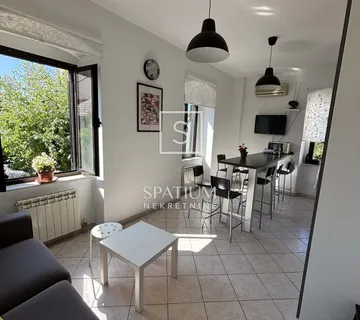 KRIMEJA, PROSTRANI OBITELJSKI STAN - cover