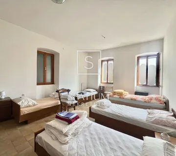 LABIN, KUĆA U CENTARU - cover