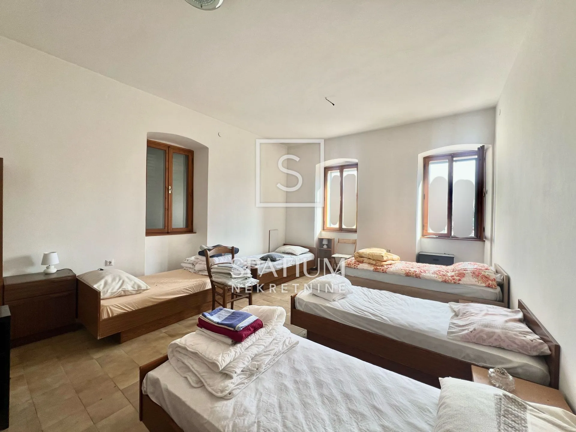 LABIN, KUĆA U CENTARU - cover