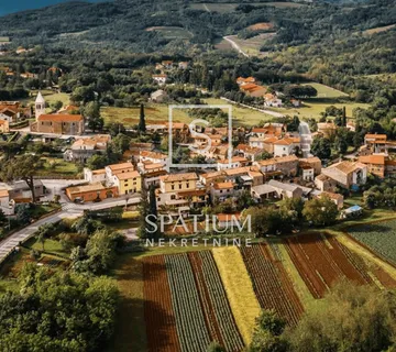 KAROJBA, GRAĐEVINSKO ZEMLJIŠTE S DOZVOLOM ZA GRADNJU - cover