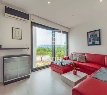 KOSTRENA, STAN ZA DUGOROČNI NAJAM U URBANOJ VILI  - cover