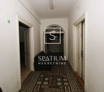 ČAVLE, KUĆA S POTENCIJALOM U SAMOM CENTRU - cover