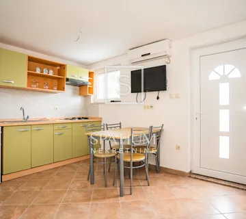 MALINSKA, DVIJE KUĆA S APARTMANIMA - cover