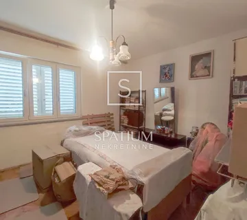 NOVI VINODOLSKI, SAMOSTOJEĆA KUĆA S PARKINGOM I OKUĆNICOM - cover