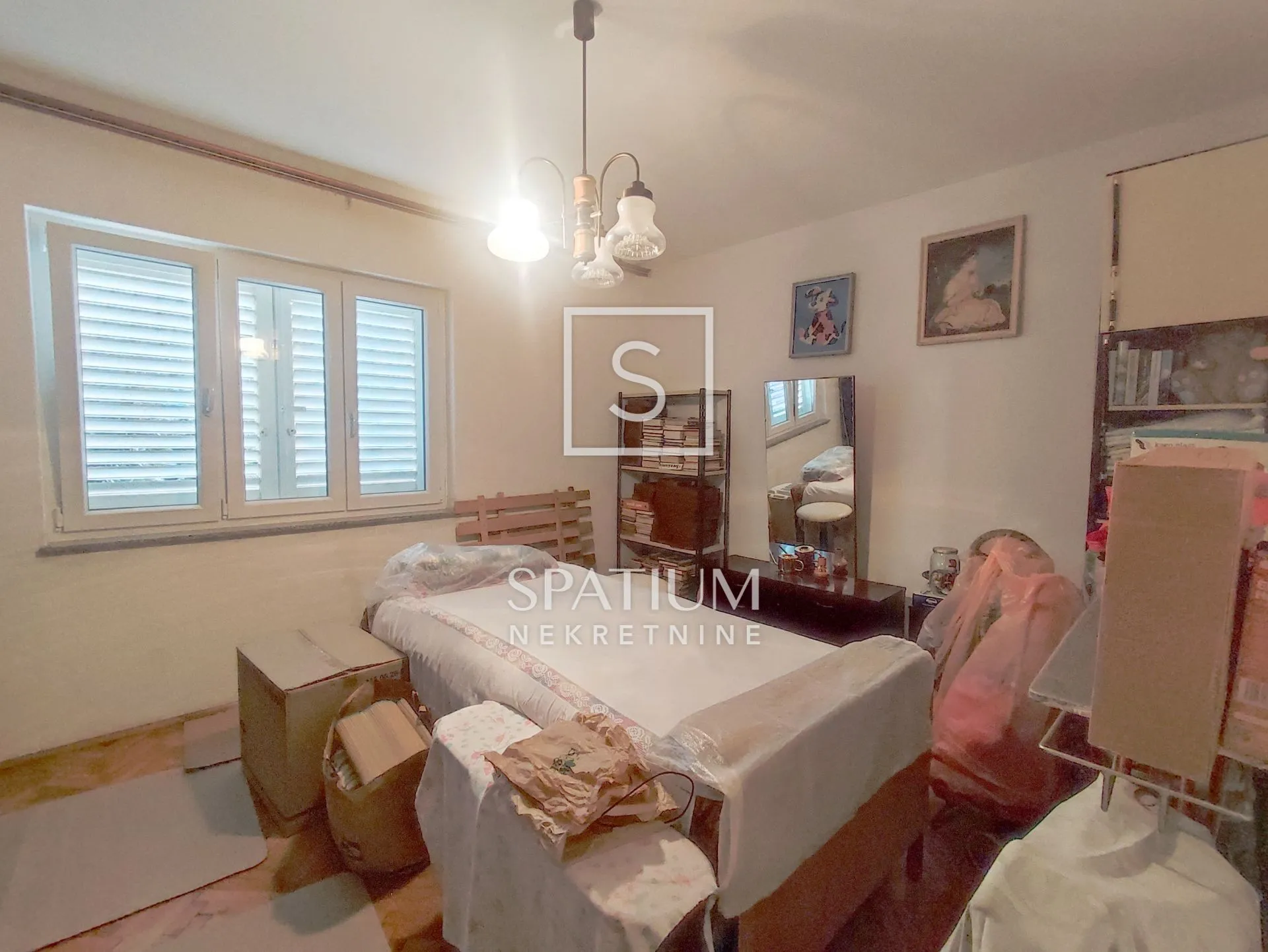 NOVI VINODOLSKI, SAMOSTOJEĆA KUĆA S PARKINGOM I OKUĆNICOM - cover