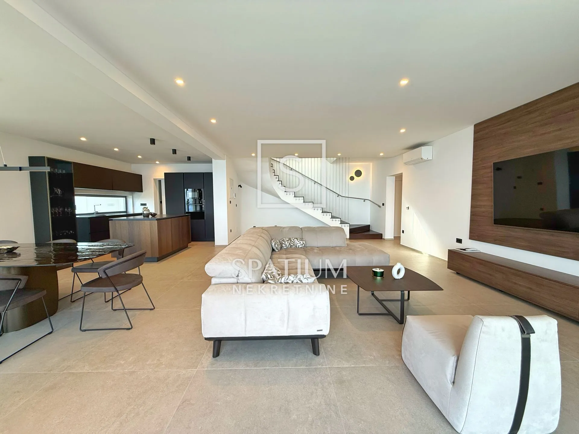 LOVRAN, MODERNA VILA SA PANORAMSKIM POGLEDOM NA MORE I KVARNER - cover