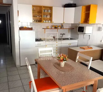 PAKOŠTANE, STAN U BLIZINI MORA S PARKINGOM I POGLEDOM - cover