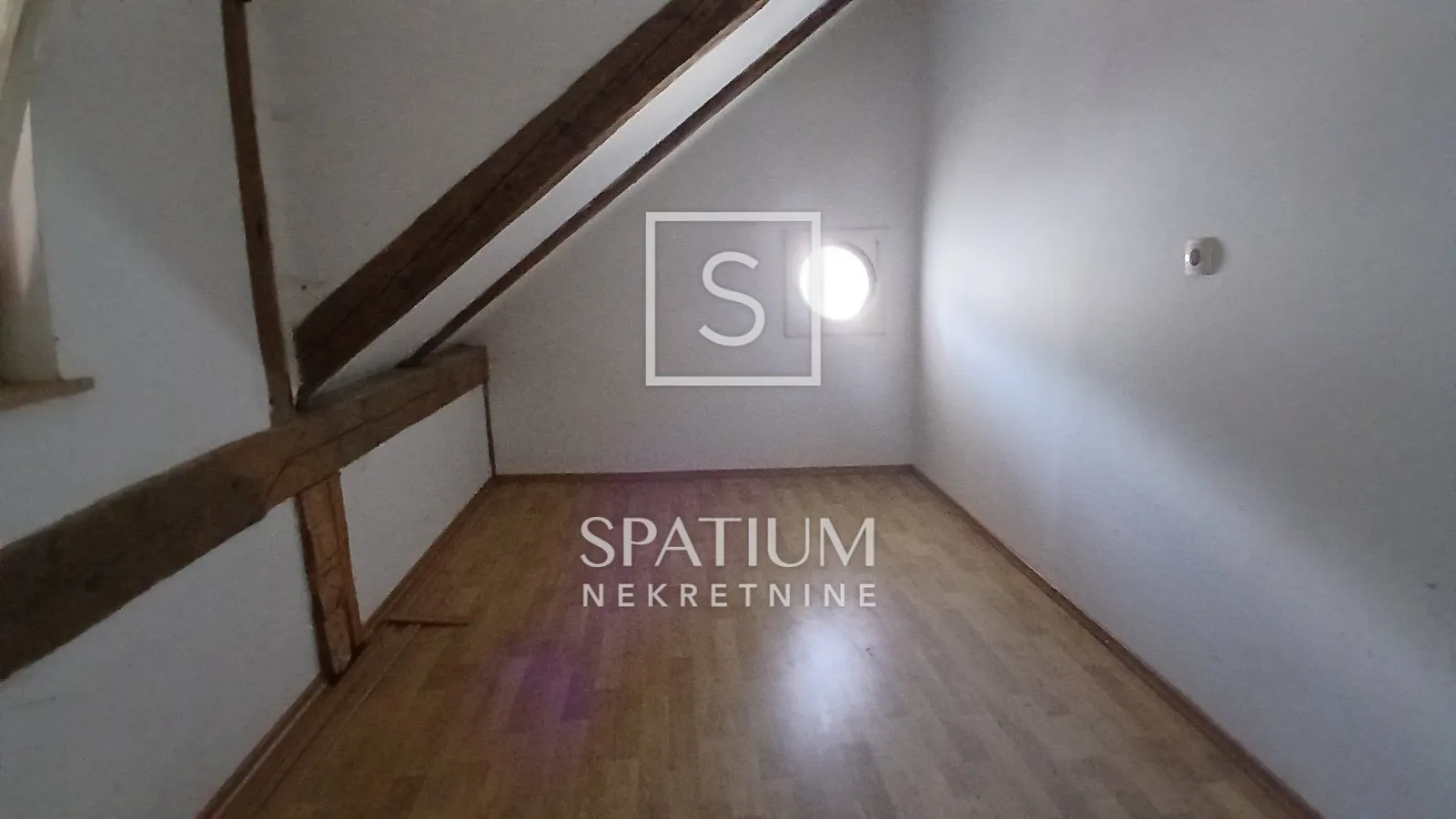 GEROVO, STAN U CENTRU MJESTA - cover