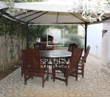 ROVINJ, DVOSOBAN STAN S 60 m2 VRTA