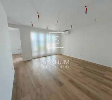 CRIKVENICA, MODERAN STAN S GARAŽOM 150m OD PLAŽE