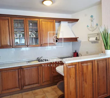 CRIKVENICA, STAN S POGLEDOM NA MORE - cover