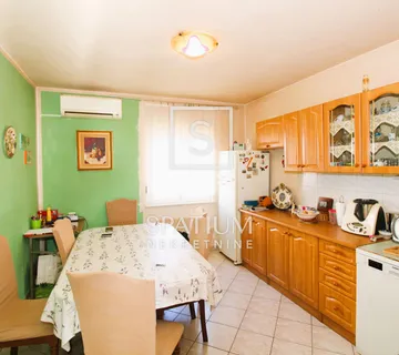 ŠKURINJE, ETAŽA S PARKIRNIM MJESTOM I VRTOM NA KORIŠTENJE - cover