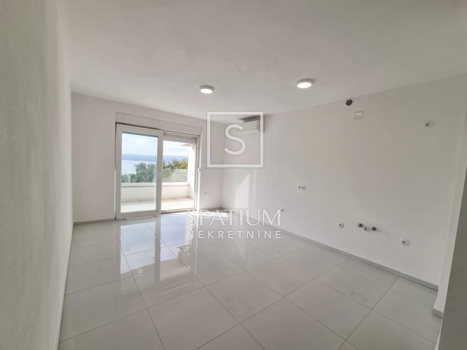 CRIKVENICA, STAN U NOVOGRADNJI BLIZU MORA - cover