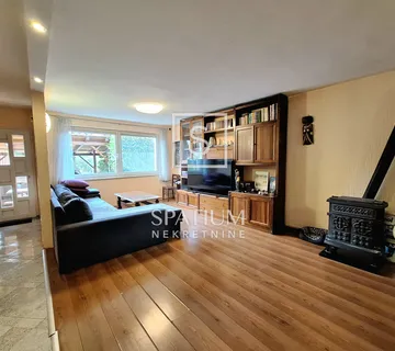 VIŠKOVO, MARČELJI, PROSTRAN STAN S OKUĆNICOM I GARAŽOM - cover