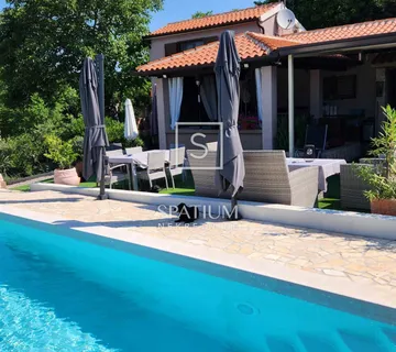 LABIN, DVIJE KUĆE S BAZENOM, OKUĆNICOM I GRAĐEVINSKIM TERENOM - cover