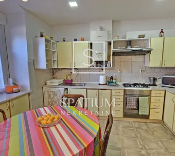 BELVEDER, ČETVEROSOBAN STAN S 150m2 OKUĆNICE NA KORIŠTENJE - cover
