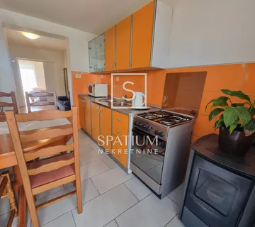 CRIKVENICA, STAN S GARAŽOM I DVORIŠTEM NA IZVRSNOJ LOKACIJI - cover