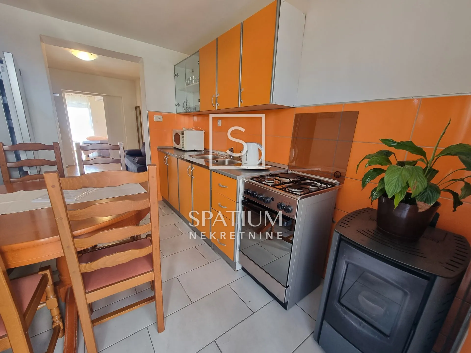 CRIKVENICA, STAN S GARAŽOM I DVORIŠTEM NA IZVRSNOJ LOKACIJI - cover