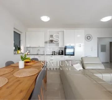 MATULJI, TROSOBAN STAN S POGLEDOM NA KVARNER - cover