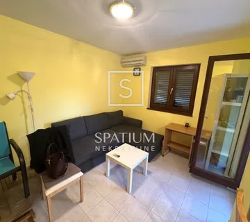 RABAC, JEDNOSOBAN STAN U PRIZEMLJU SA POGLEDOM NA MORE - cover